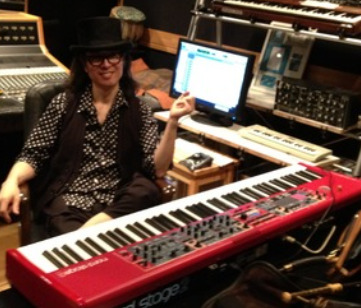 フラッシュ金子がキーボードを演奏しているところ