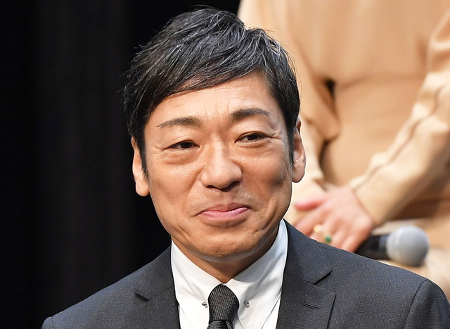 『香川照之』引きこもり状態の自宅から顔を出す