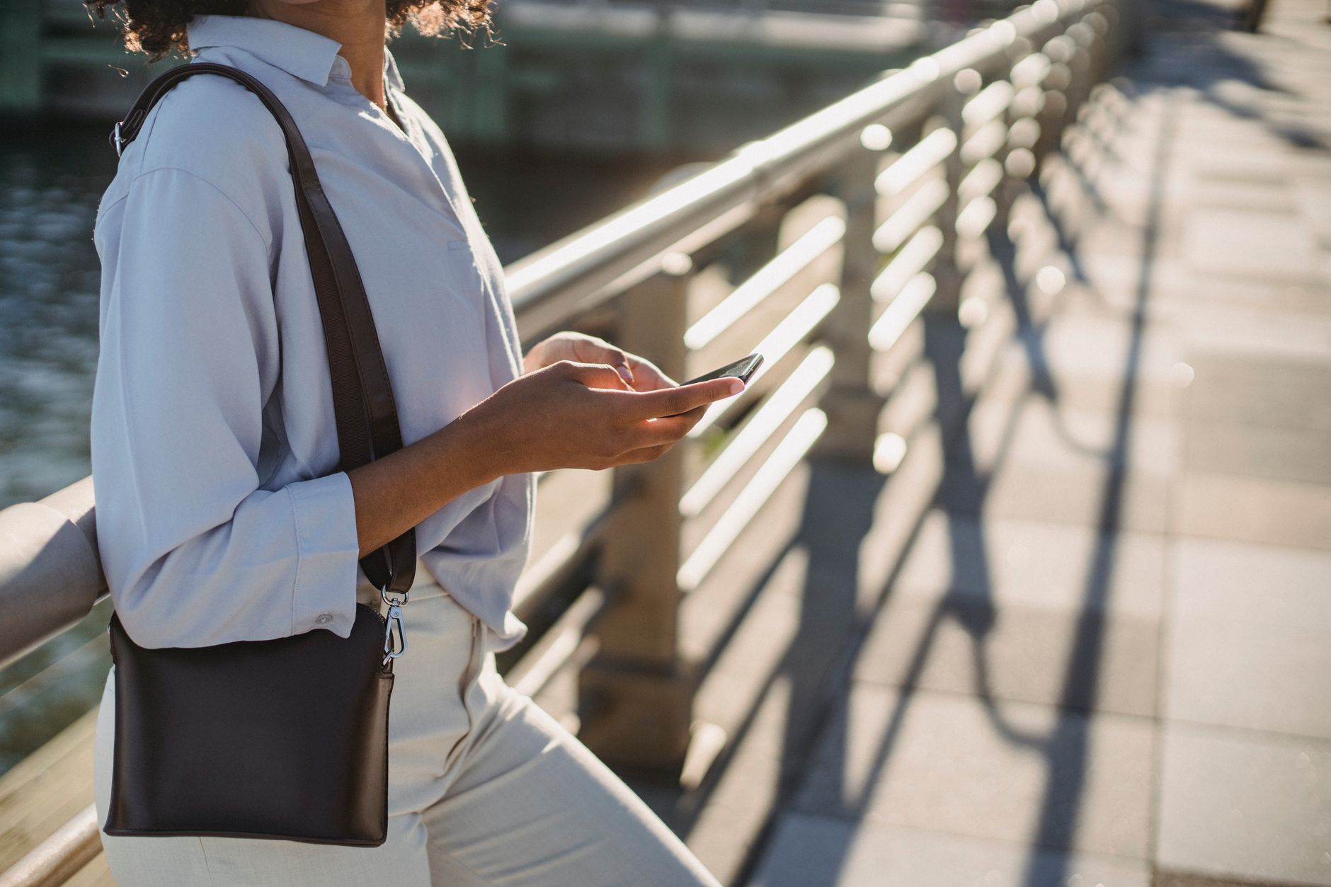 スマホショルダーとは?人気が高まる理由